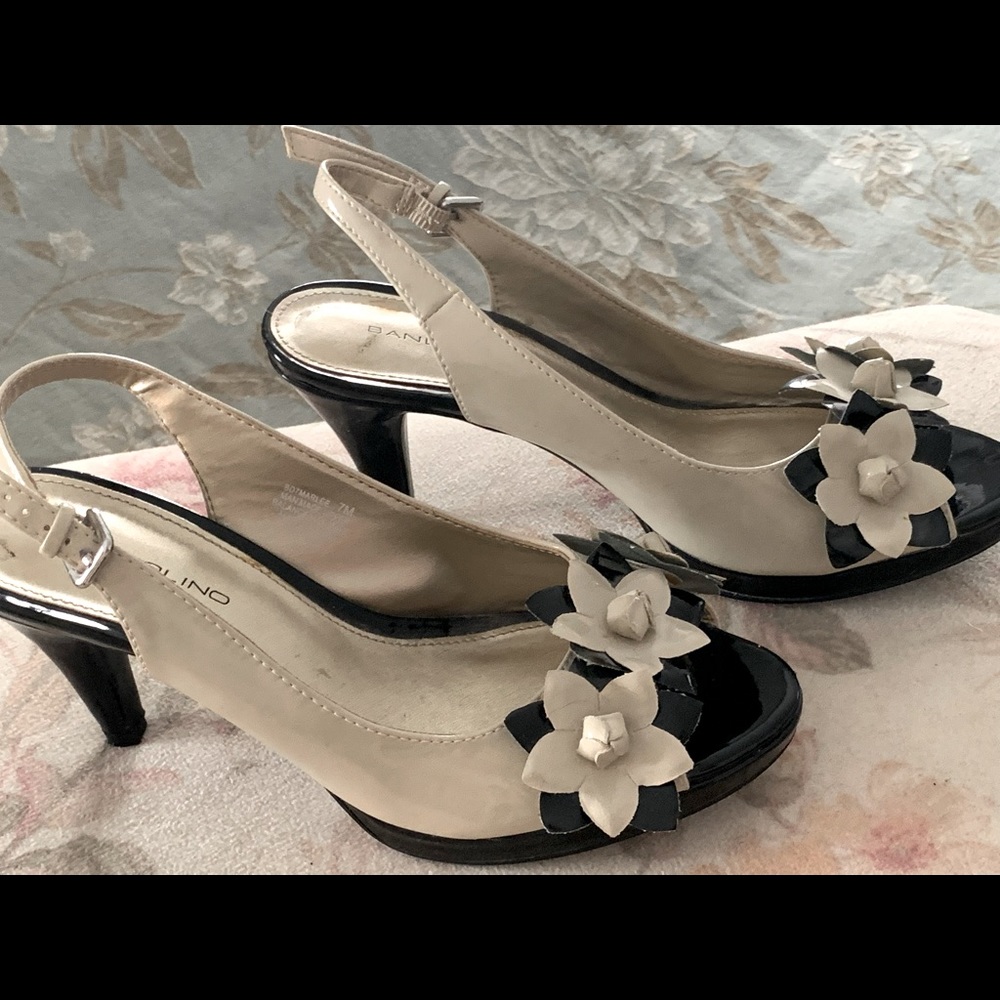 Bandolino cream & black flowered sling backs. Darling!